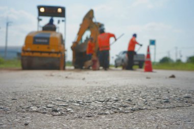 Zarar görmüş bir yolu onarmak insanların güvenli bir şekilde seyahat etmesini sağlamak (bulanık)