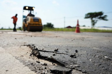 Zarar görmüş bir yolu onarmak insanların güvenli bir şekilde seyahat etmesini sağlamak (bulanık)
