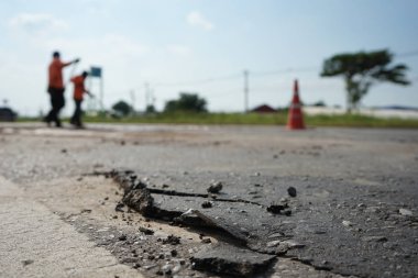 Zarar görmüş bir yolu onarmak insanların güvenli bir şekilde seyahat etmesini sağlamak (bulanık)