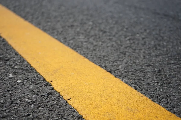 Pintura de tráfico Amarillo en la superficie de asfalto — Foto de Stock