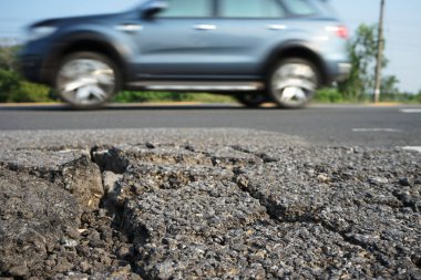 Hasarlı yollar, çukurlar acilen onarılmalı.