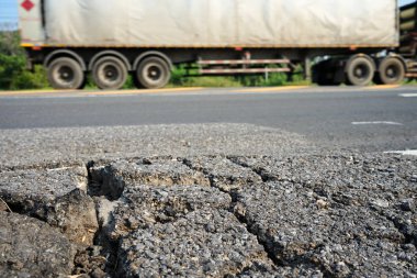 Hasarlı yollar, çukurlar acilen onarılmalı.