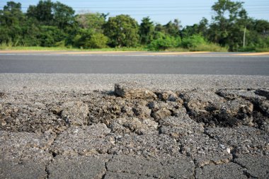 Hasarlı yollar, çukurlar acilen onarılmalı.