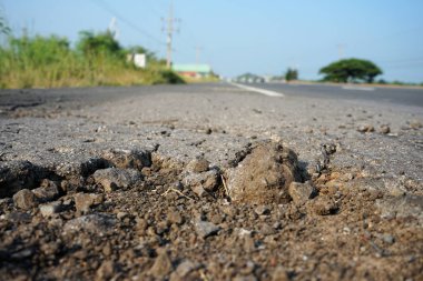 Hasarlı yollar, çukurlar acilen onarılmalı.
