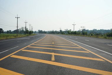 Yol trafik boyası asfalt yüzeyinde sarı