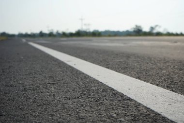 Yol trafiği boya asfalt yüzeyinde Beyaz