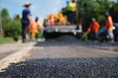 Zarar görmüş bir yolu asfalt karışımıyla düzelterek onarmak