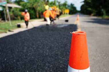 Hasarlı yolları onaran işçiler (bulanık resimler)