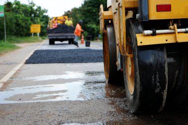 Hasarlı kaldırımları onarmak için kullanılan yol sıkıştırma makineleri
