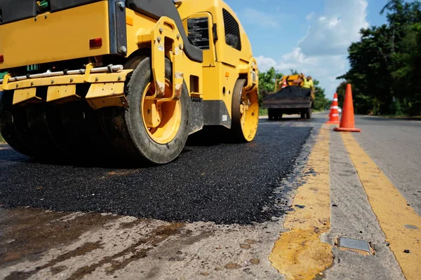 Hasarlı kaldırımları onarmak için kullanılan yol sıkıştırma makineleri