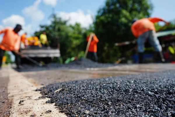Zarar görmüş bir yolu asfalt karışımıyla düzelterek onarmak