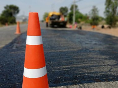 İnşaatta tehlikeyi önlemek için kırmızı lastik koniler yerleştirildi (bulanık resim)