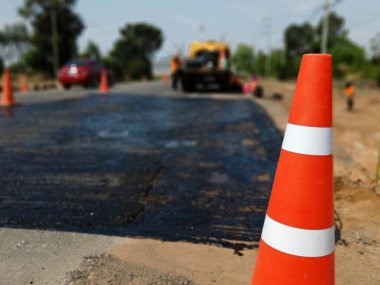 Güvenli trafik için yolların onarımı (asal palto)