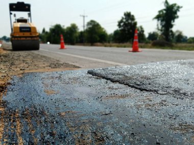 Güvenli trafik için yolların onarımı (asal palto)
