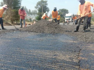 Yol bakımı insan emeği ile yapılır (bulanık resim)