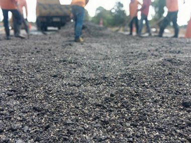 Yol bakımı insan emeği ile yapılır (bulanık resim)