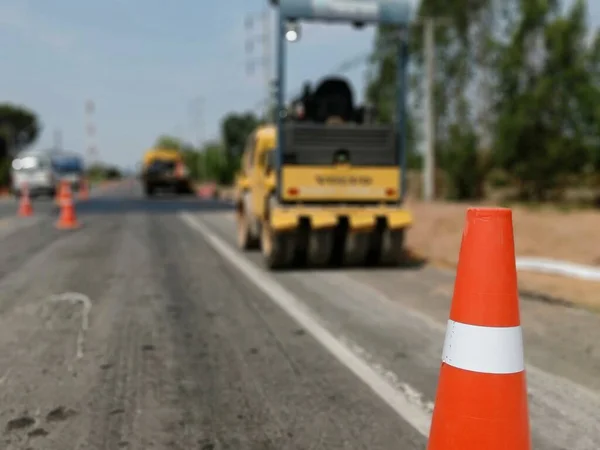 Güvenli trafik için yolların onarımı (asal palto)