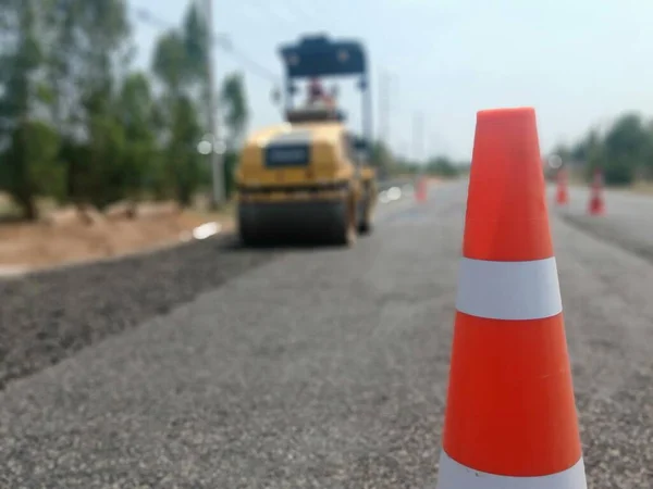 İnşaatta tehlikeyi önlemek için kırmızı lastik koniler yerleştirildi (bulanık resim)