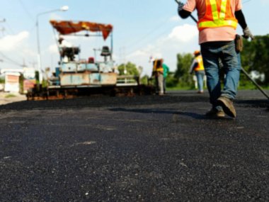 Görüntü bulanık asfalt yol inşaatı Ağır makineler kullanılarak
