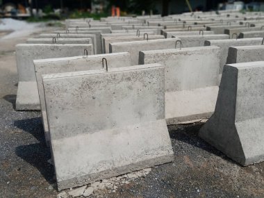 Beton bariyer paneli henüz boyanmadı.