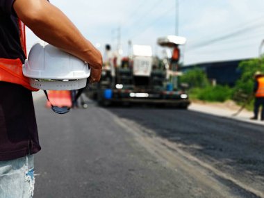 Beyaz şapka ve yol inşaatı (resim bulanık)