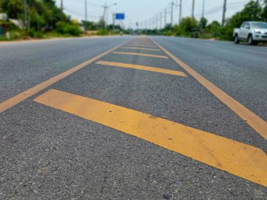 Sarı trafik çizgisi ve düz yol