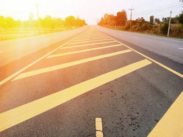 黄色の交通線の色と直線道路 — ストック写真