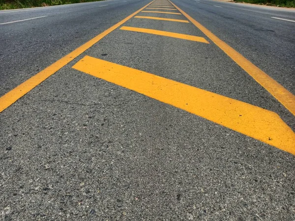 黄色的交通标志和笔直的道路 — 图库照片