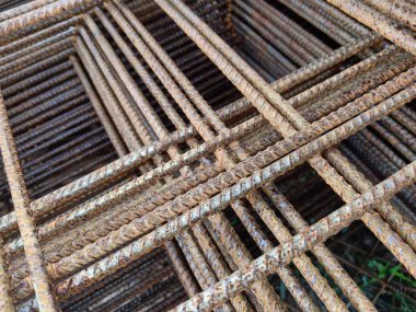 Yol yapımında kullanılan deforme çelik (paslı çelik))