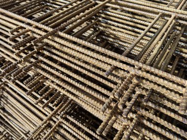 Yol yapımında kullanılan deforme çelik (paslı çelik))