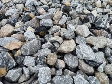 Su erozyonunu önlemek için büyük taşlar kullanılır. Nehir