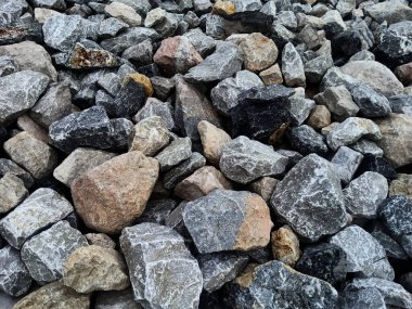 Su erozyonunu önlemek için büyük taşlar kullanılır. Nehir