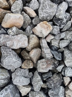 Su erozyonunu önlemek için büyük taşlar kullanılır. Nehir