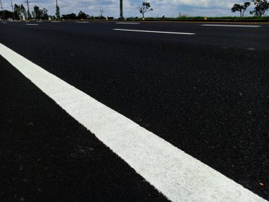 Tayland 'da seyahatin güvenliği için beyaz trafik renk çizgisi