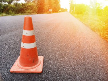 Hareket bulanıklığı, önünde kırmızı kauçuk bir koni olan yol yapımı.