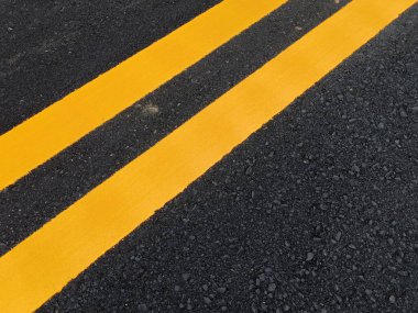 Tayland 'da seyahat etmenin güvenliği için sarı trafik çizgisi rengi