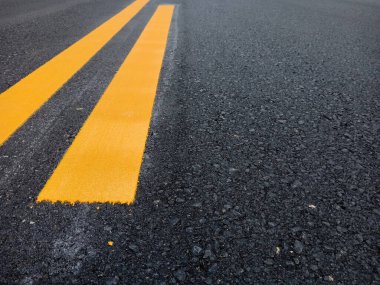 Tayland 'da seyahat etmenin güvenliği için sarı trafik çizgisi rengi