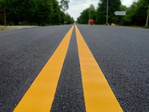 Tayland 'da seyahat etmenin güvenliği için sarı trafik çizgisi rengi