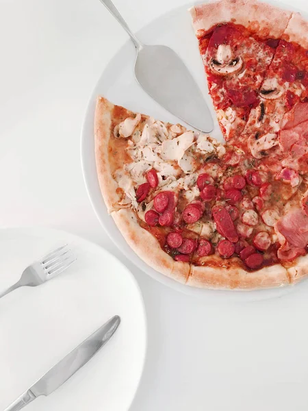 Pizza Mozzarella Sajtot Tetején Egy Fehér Asztal Piros Paradicsom Hús — Stock Fotó