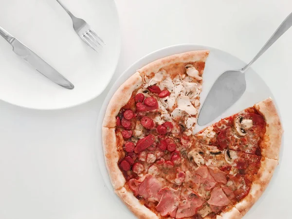 Pizza Aux Tomates Rouges Viande Fromage Mozzarella Sur Une Table — Photo