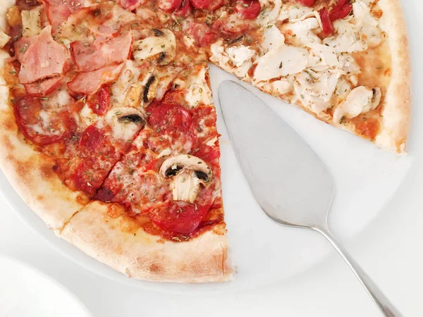 Pizza Con Tomates Rojos Carne Queso Mozzarella Encima Una Mesa —  Fotos de Stock