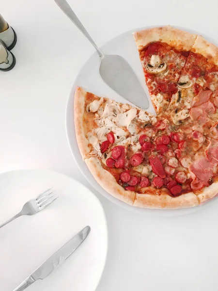 白色桌子上有红色西红柿、马苏瑞拉奶酪的披萨 — 图库照片