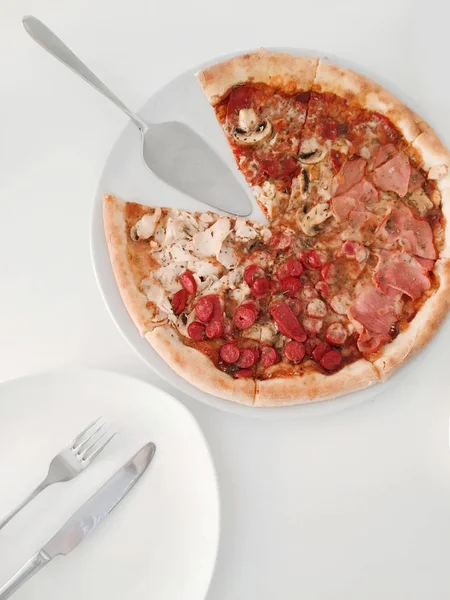 Pizza con tomates rojos, queso mozzarella encima de una mesa blanca —  Fotos de Stock