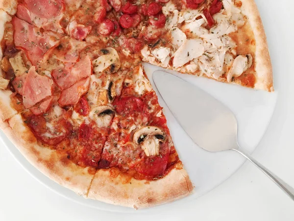 Pizza con tomates rojos, queso mozzarella encima de una mesa blanca —  Fotos de Stock