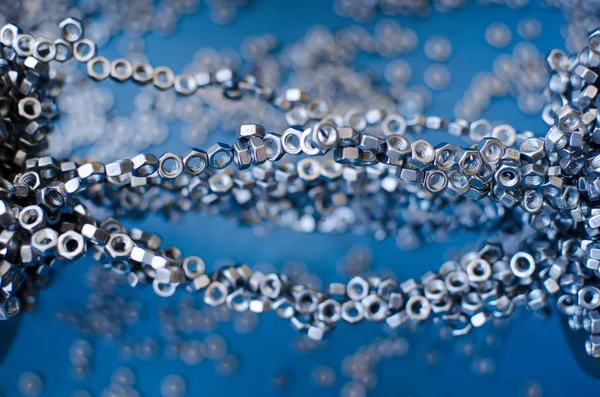 Kleine Metallmuttern, aneinander magnetisiert — Stockfoto