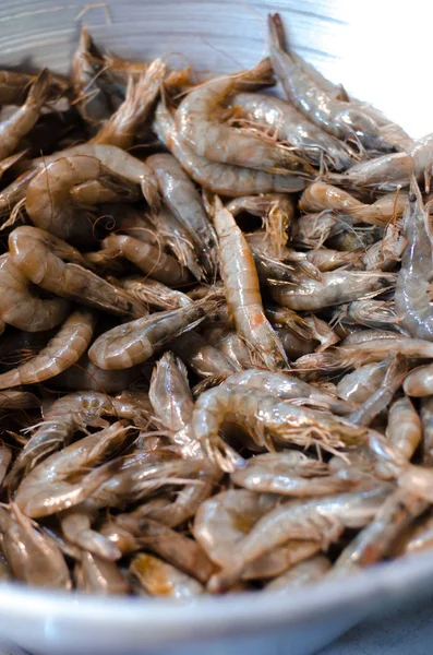 Rauwe garnalen voorbereid voor het koken Stockafbeelding