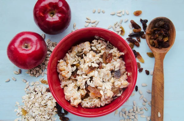 Cerrar imagen de tazón de avena saludable sin gluten con nueces y pasas —  Fotos de Stock