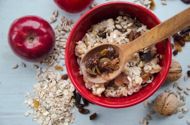 Tabak sağlıklı gluten ücretsiz yulaf ezmesi ile fındık ve kuru üzüm görüntüsünü kapatmak