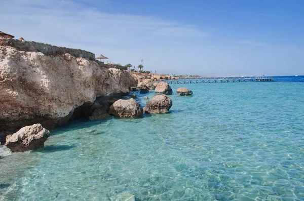 Kaya, deniz ve mavi gökyüzü - Sharm el-Seikh, Mısır