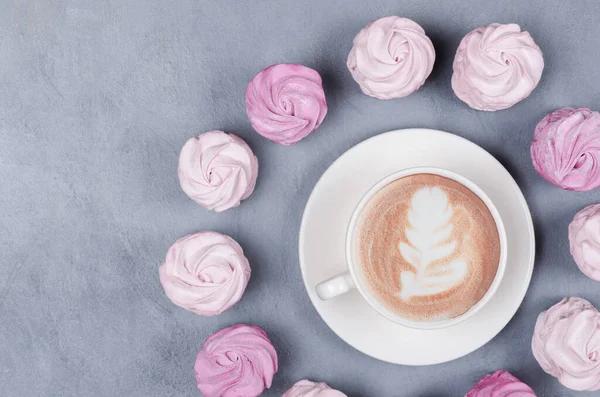 热咖啡与拿铁艺术和粉红抹黑灰色背景圣瓦伦丁日的概念 顶部视图 — 图库照片